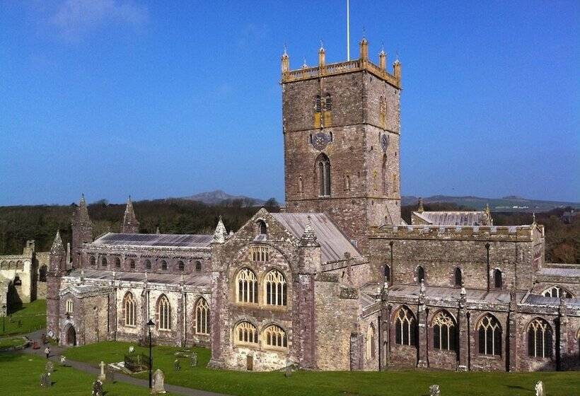 Ramsey House   Luxury Licensed B&b   Parking And Guest Lounge