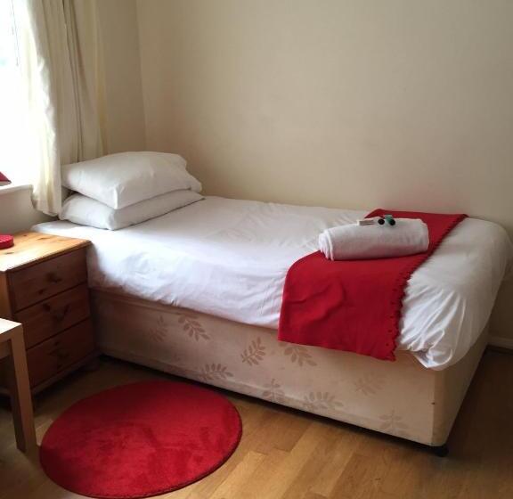 مبيت وإفطار Red Lion Accommodation