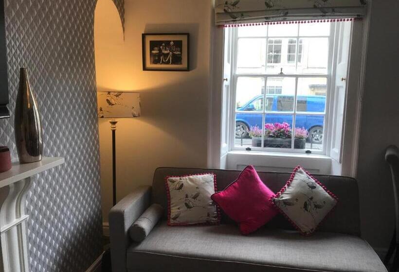 ベッドアンドブレックファースト Rivers Street 2 Bed Ground Floor Georgian Garden Apartment