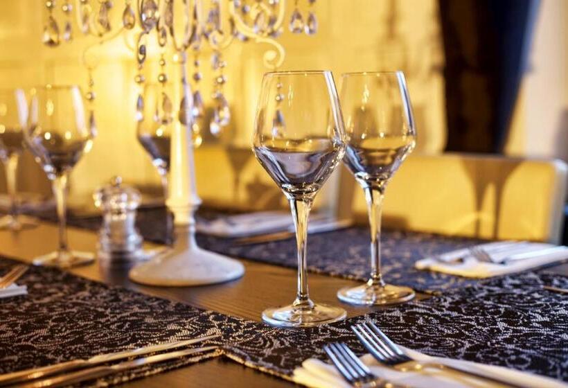 تختخواب و صبحانه Spire View At The Galleon Restaurant