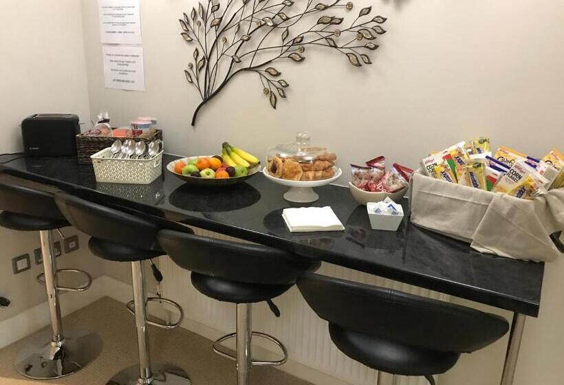 تختخواب و صبحانه Spire View At The Galleon Restaurant