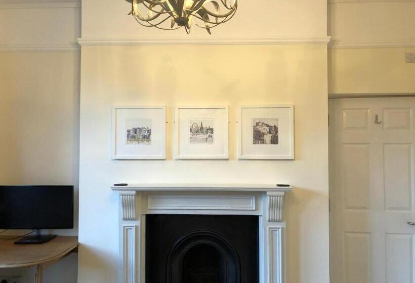 ベッドアンドブレックファースト The Hive At 52