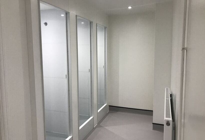 هاستل Bowden Court