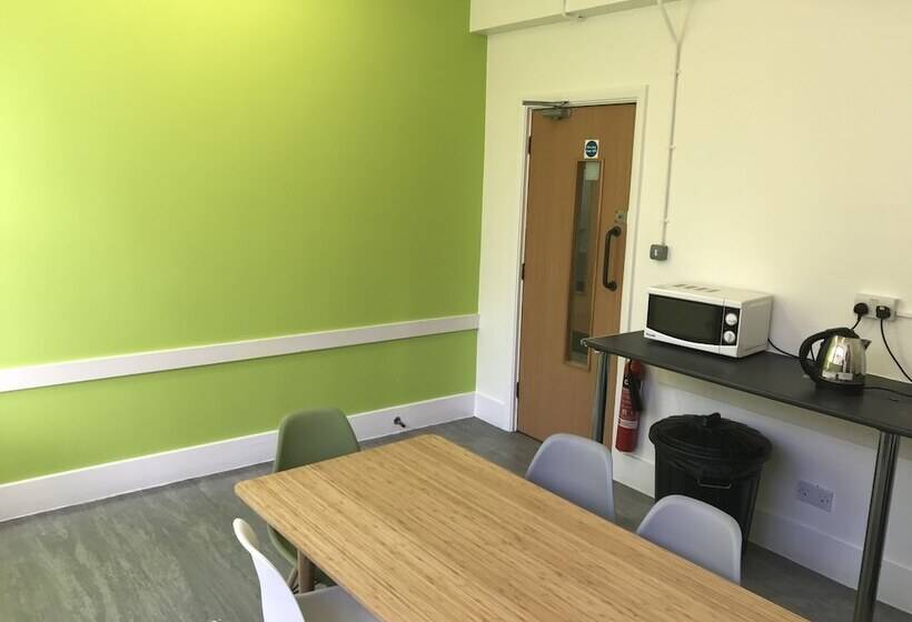 هاستل Bowden Court