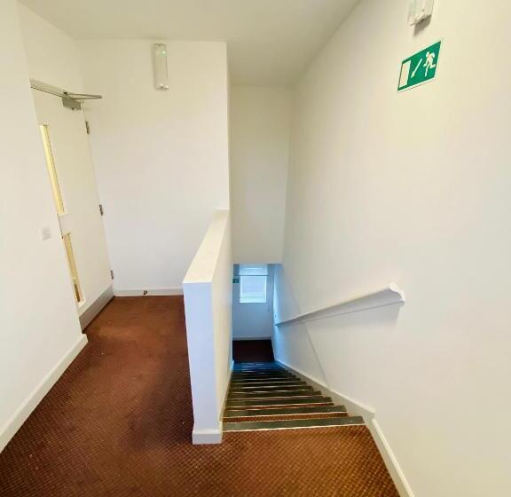 فندق Almond Tree