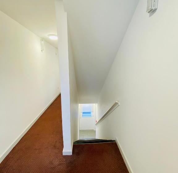 فندق Almond Tree