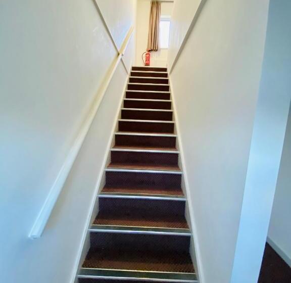 فندق Almond Tree