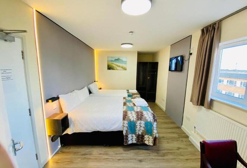 فندق Almond Tree