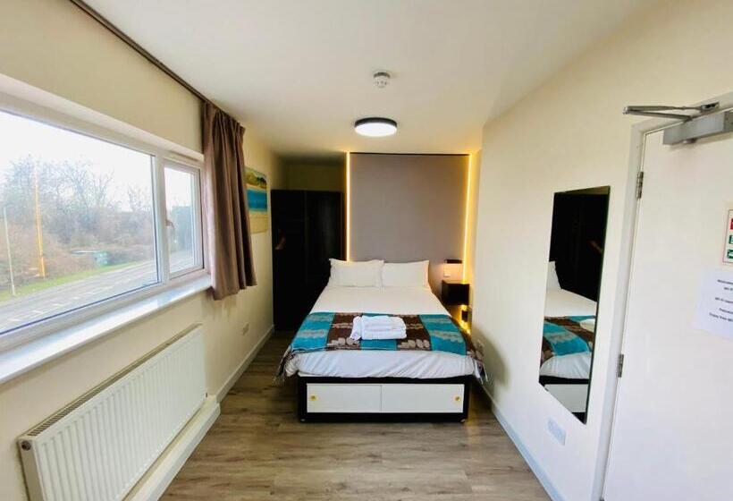 فندق Almond Tree