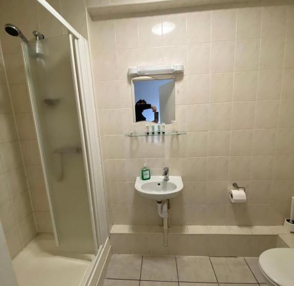 فندق Almond Tree