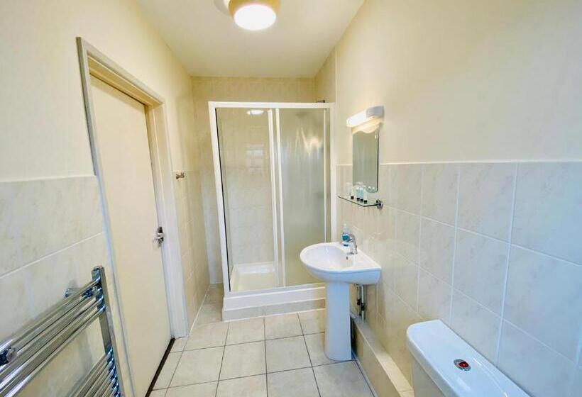 فندق Almond Tree