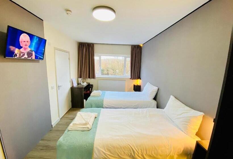 فندق Almond Tree