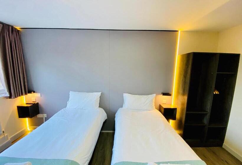 فندق Almond Tree