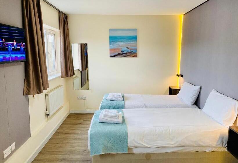 فندق Almond Tree