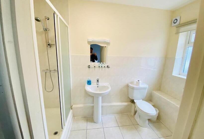 فندق Almond Tree