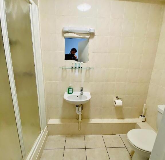 فندق Almond Tree