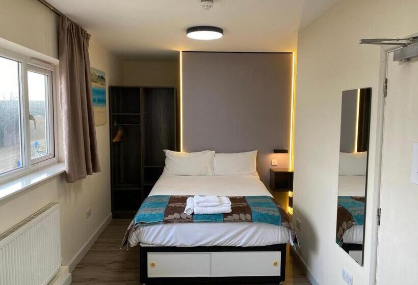 فندق Almond Tree