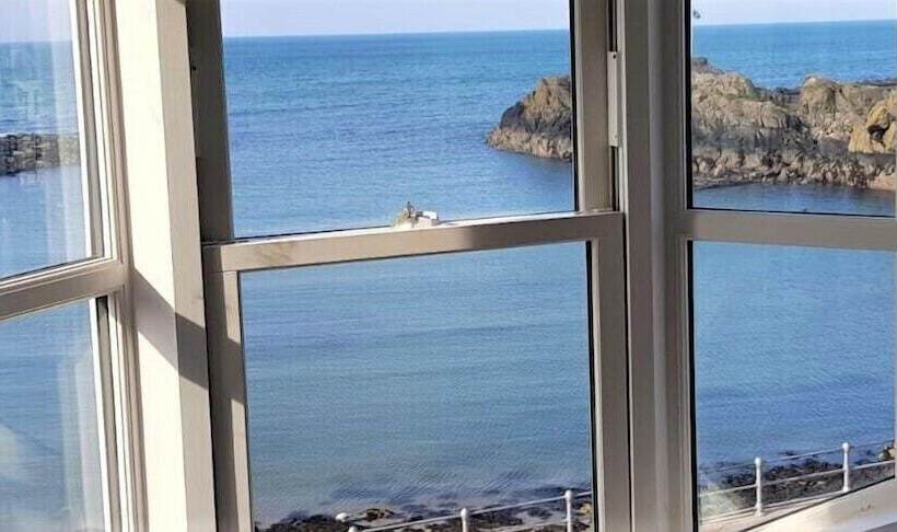 בית מלון כפרי The Harbour House Sea Front