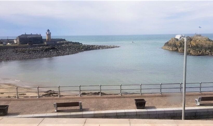 בית מלון כפרי The Harbour House Sea Front