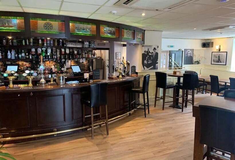 בית מלון כפרי The Harbour House Sea Front