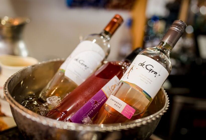 בית מלון כפרי The Harbour House Sea Front