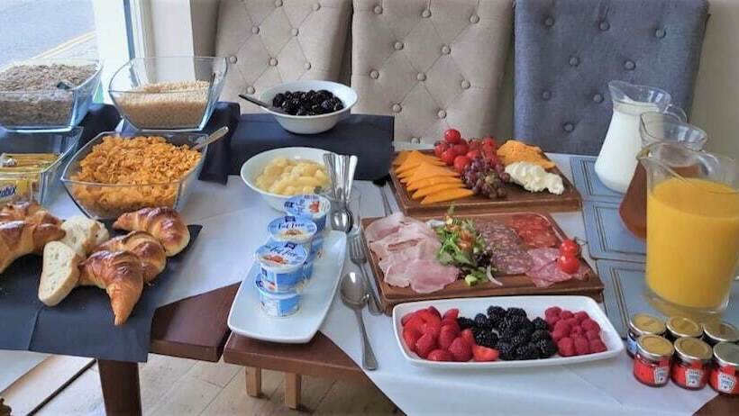 בית מלון כפרי The Harbour House Sea Front