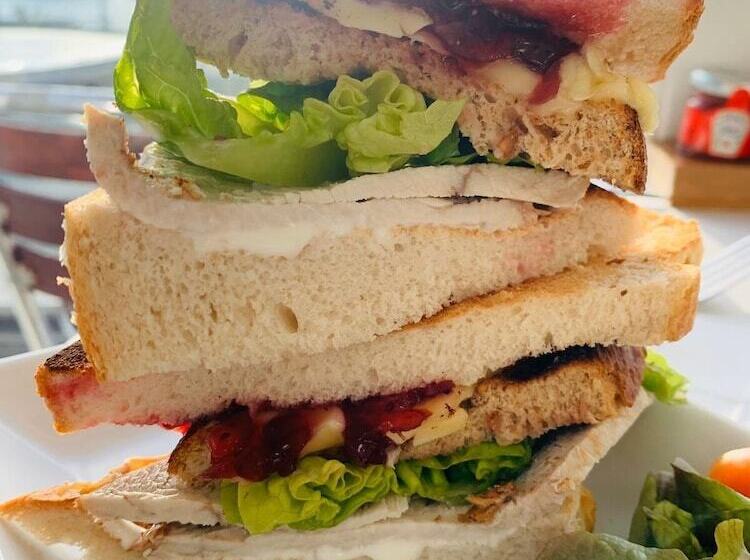 בית מלון כפרי The Harbour House Sea Front