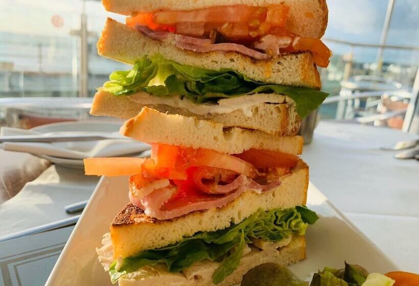 בית מלון כפרי The Harbour House Sea Front