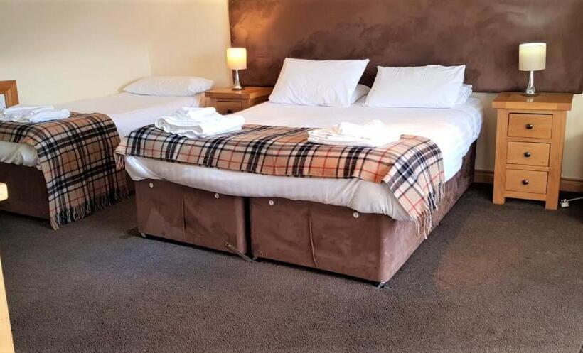 בית מלון כפרי The Harbour House Sea Front