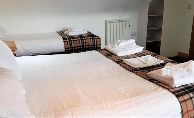 בית מלון כפרי The Harbour House Sea Front