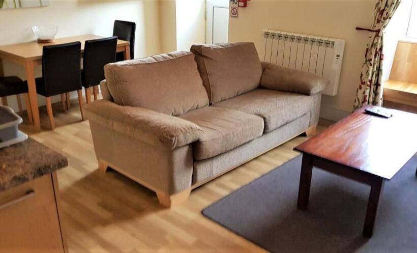 בית מלון כפרי The Harbour House Sea Front