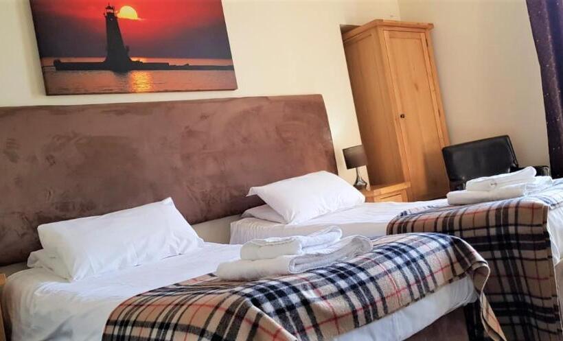 בית מלון כפרי The Harbour House Sea Front