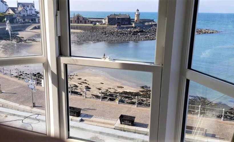 בית מלון כפרי The Harbour House Sea Front