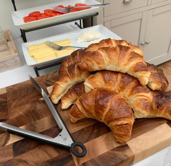 בית מלון כפרי The Harbour House Sea Front