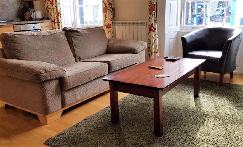 בית מלון כפרי The Harbour House Sea Front