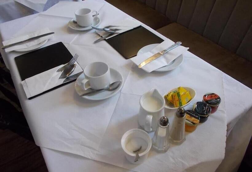 Отель Queens Arms Country Inn