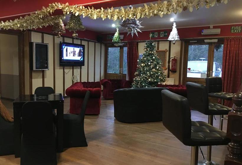 Отель The Falcon Inn Retreat