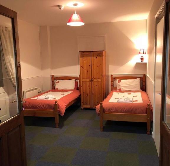 Отель The Falcon Inn Retreat