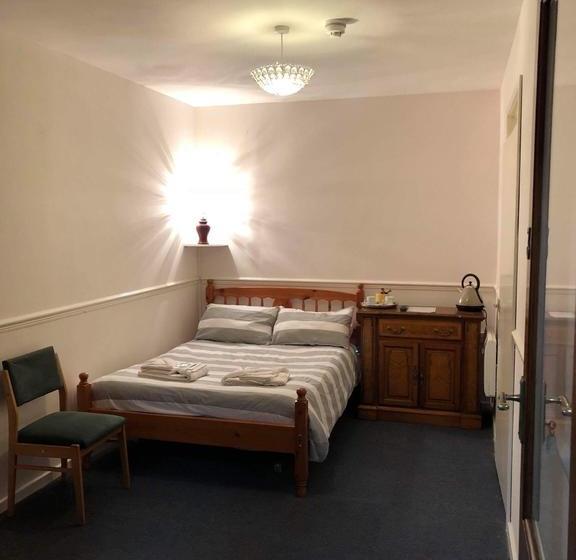 Отель The Falcon Inn Retreat