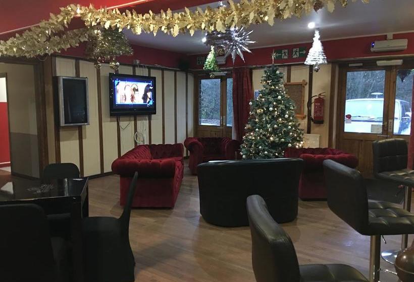 Отель The Falcon Inn Retreat