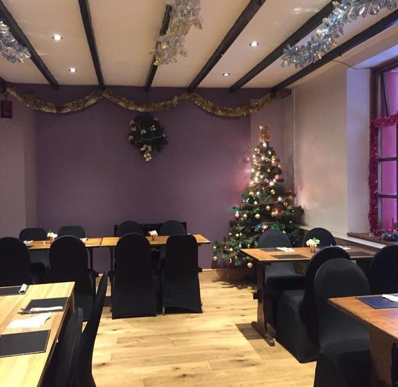 Отель The Falcon Inn Retreat