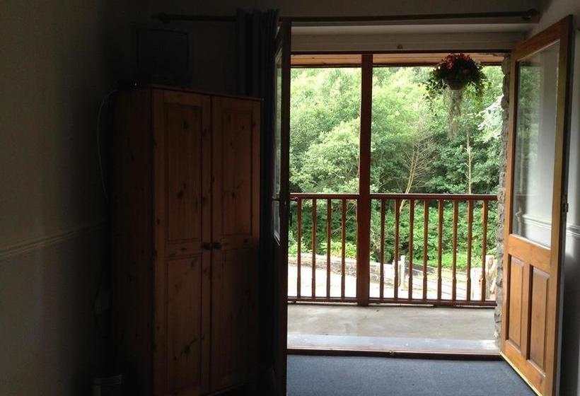 Отель The Falcon Inn Retreat