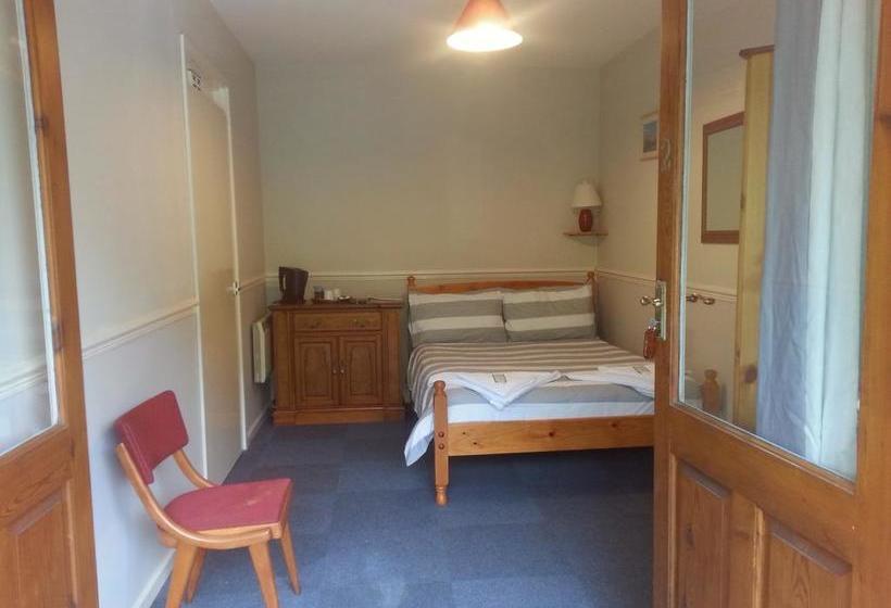 Отель The Falcon Inn Retreat