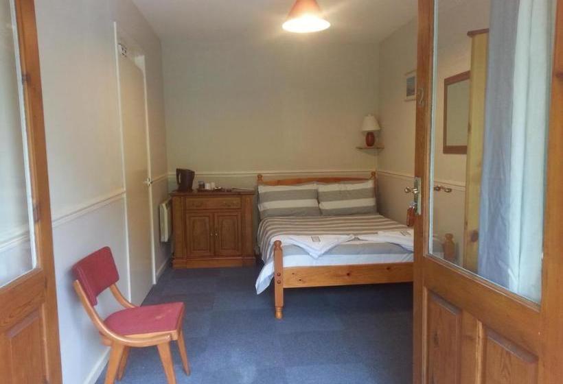 Отель The Falcon Inn Retreat