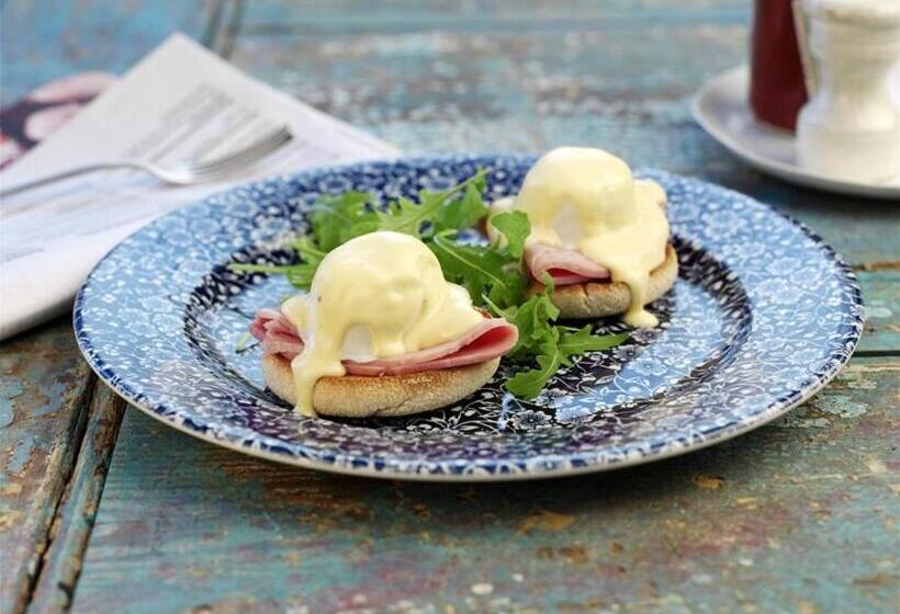 Отель The Golden Lion Wetherspoon