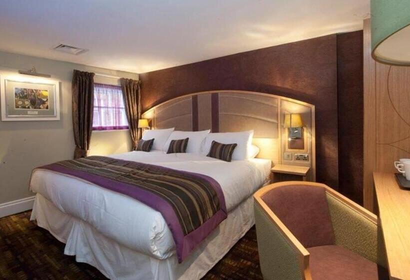 בית מלון כפרי The Golden Lion Wetherspoon