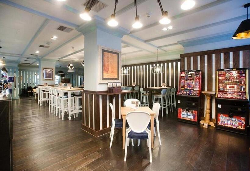 Отель The Guildhall And Linen Exchange Wetherspoon