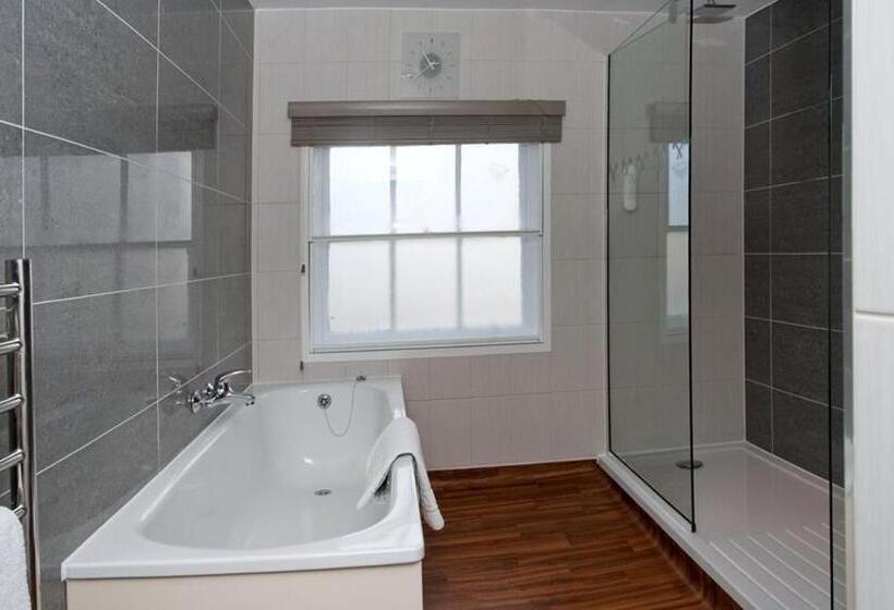 בית מלון כפרי The Hatchet Inn Wetherspoon