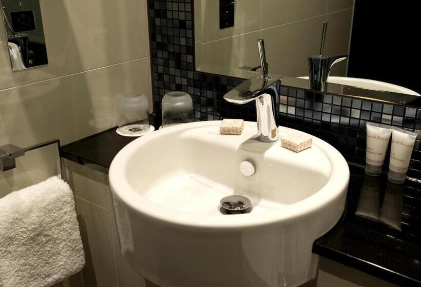 בית מלון כפרי The Lodge At Kingswood