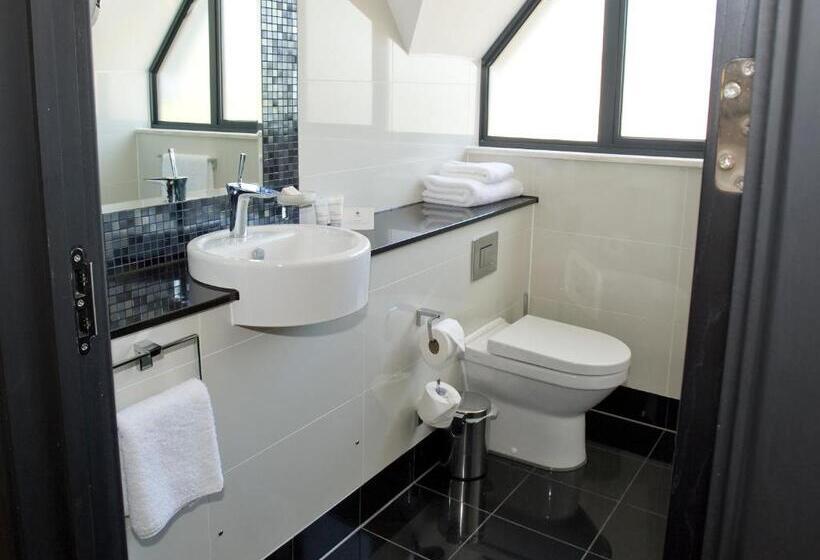 בית מלון כפרי The Lodge At Kingswood